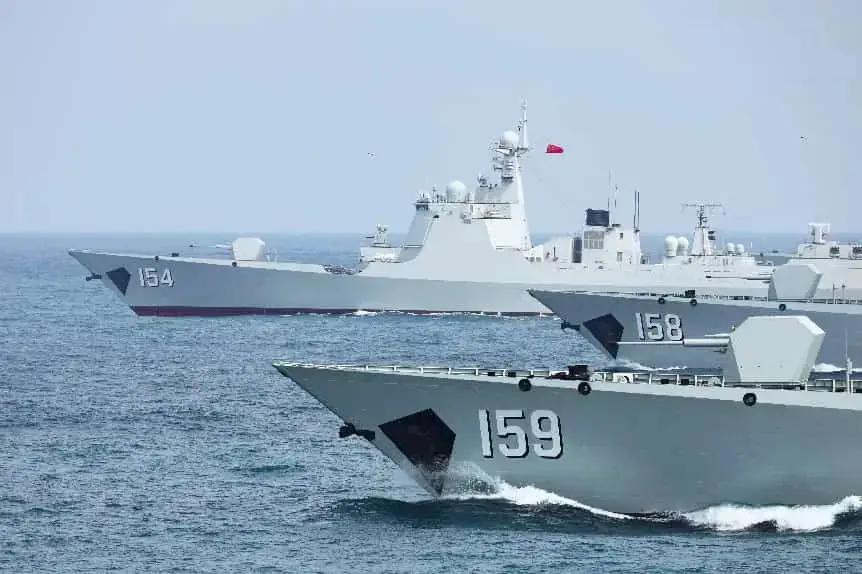 东海舰队这下厉害了，几乎同时列装3艘大型驱逐舰！

央视刚刚报道了两艘055型驱