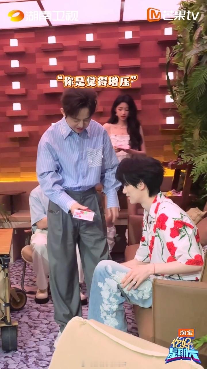 丁程鑫好懂何炅丁程鑫说捏捏不解压 何炅在节目里分享自己的独特感受，认为捏捏玩具并