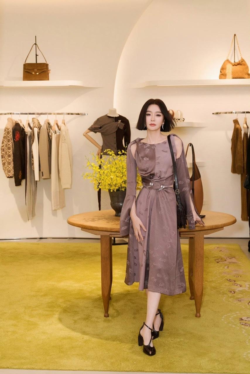 娱乐[超话]秦岚灰粉丝缎裙秦岚灰粉丝缎长裙姐姐太美了～ ​​​