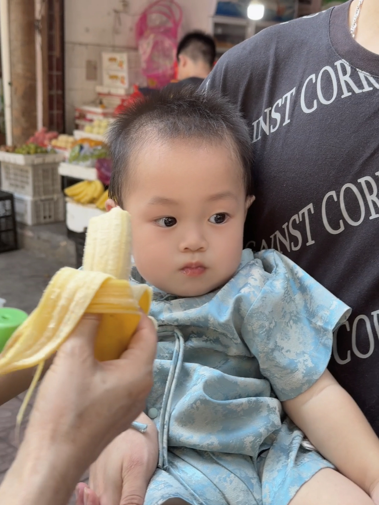 在水果摊门口等车的时候被摊主热情地塞了根香蕉给饮水机吃，我这边还在客气说不要不要