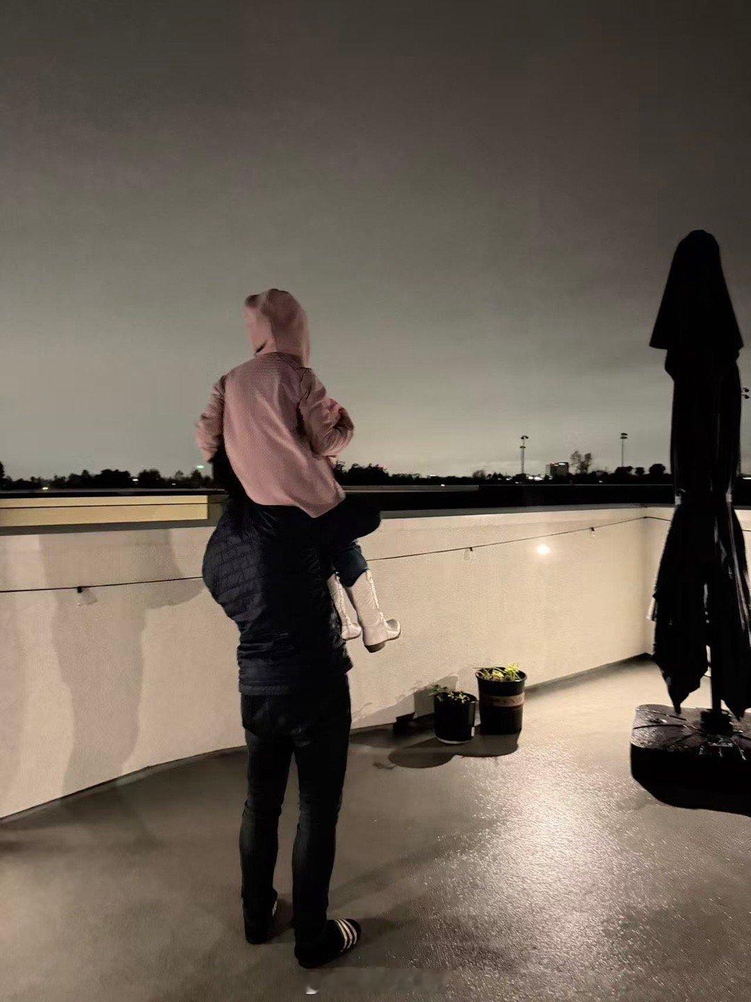 在天台上淋着小雨，看迪士尼乐园的烟花秀。不知道这样的雨天，有多少人在那里跨年。女