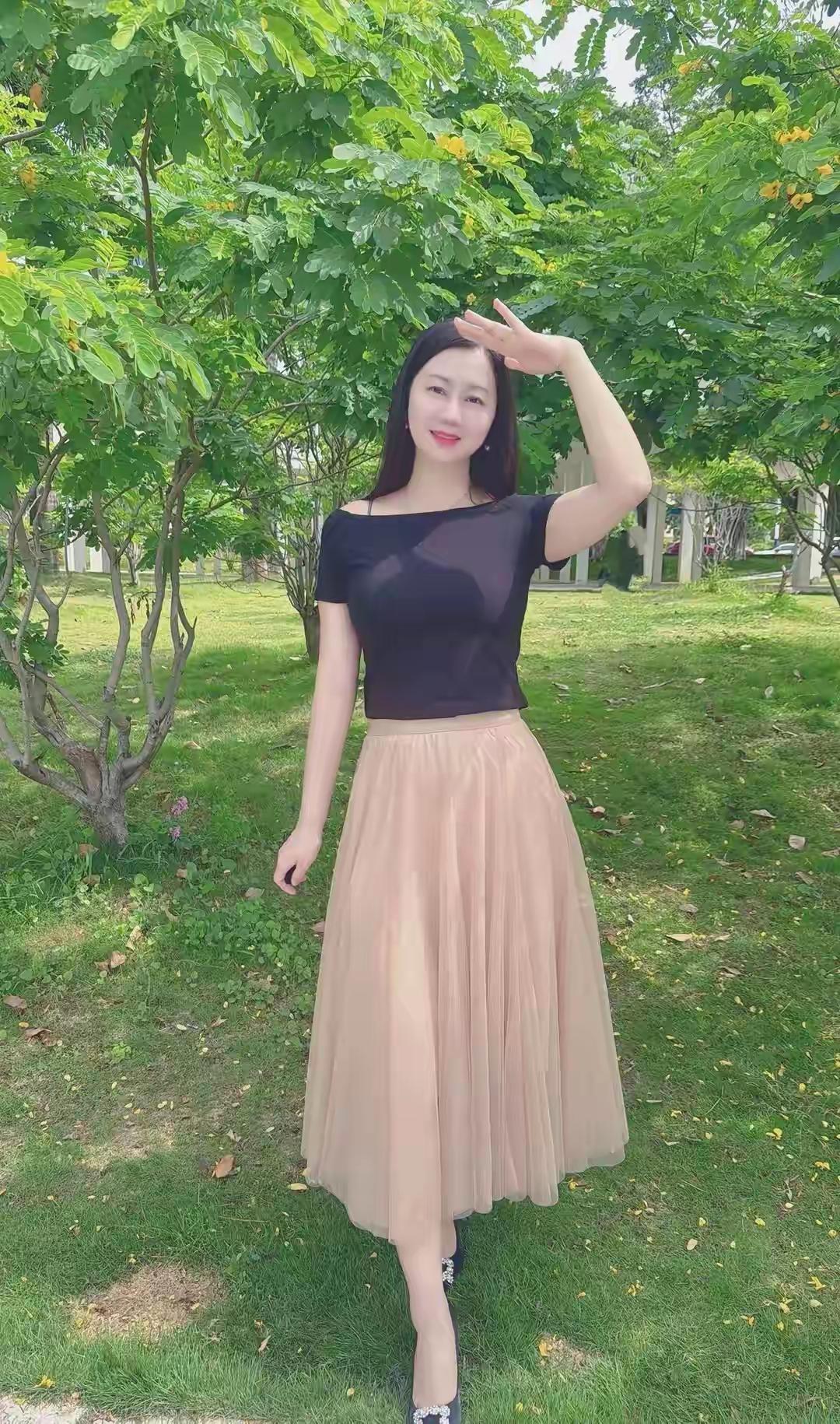 夏日穿搭指南：黑色上衣+粉色长裙，清新自然，阳光明媚！🌞💃🏻
