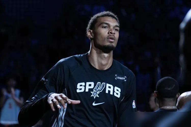 7尺4寸的躯体，不是恩赐，是NBA最昂贵的易碎品。
4月6日，马刺那颗最亮的新