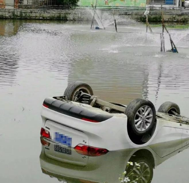 2024年夏天，湖南一女子开车时不小心跌下池塘。就在她拼命呼救的时候，一位老汉挺