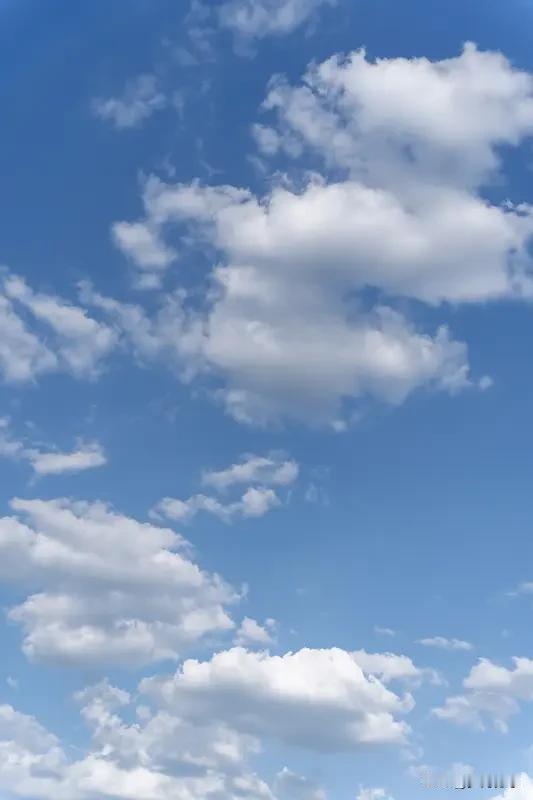 农村的蓝天白云你见过吗？让我们一起去体验一下农村的美丽风景。