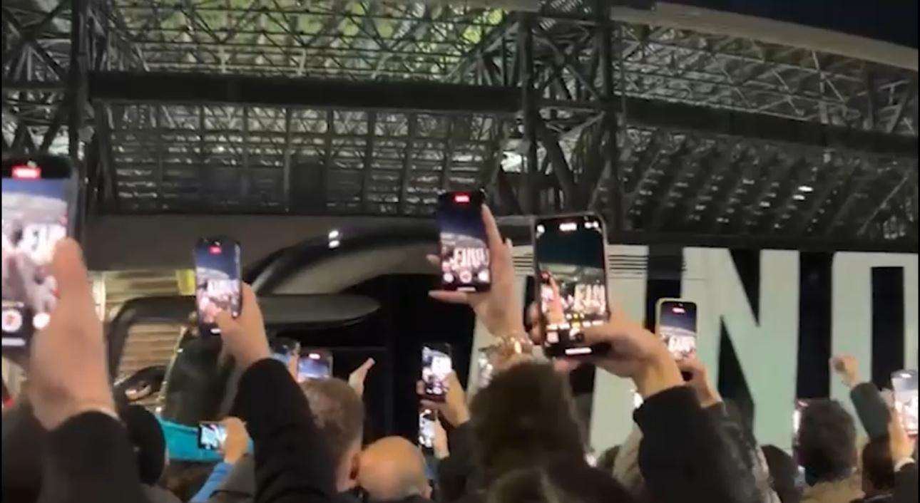 天空体育：尤文图斯大巴抵达马拉多纳体育场时遭遇到了那不勒斯极端粉丝用石块的公司，