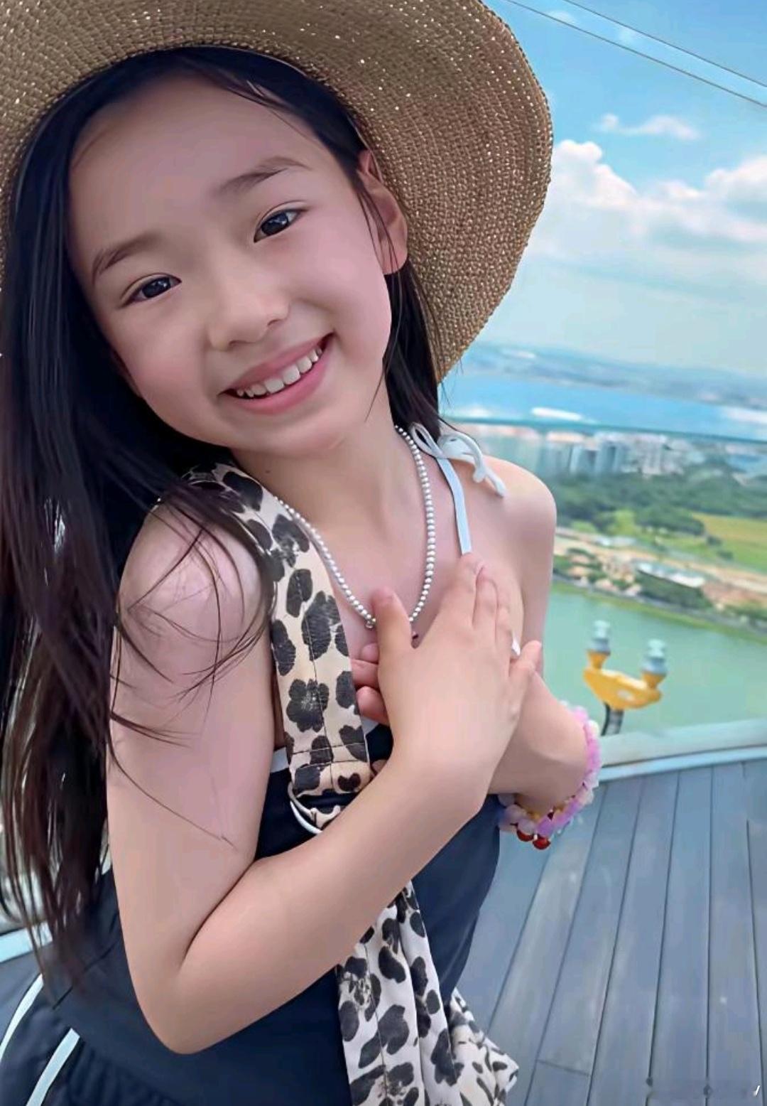 还挺喜欢董璇和她女儿的，觉得小酒窝特别可爱有灵气。 