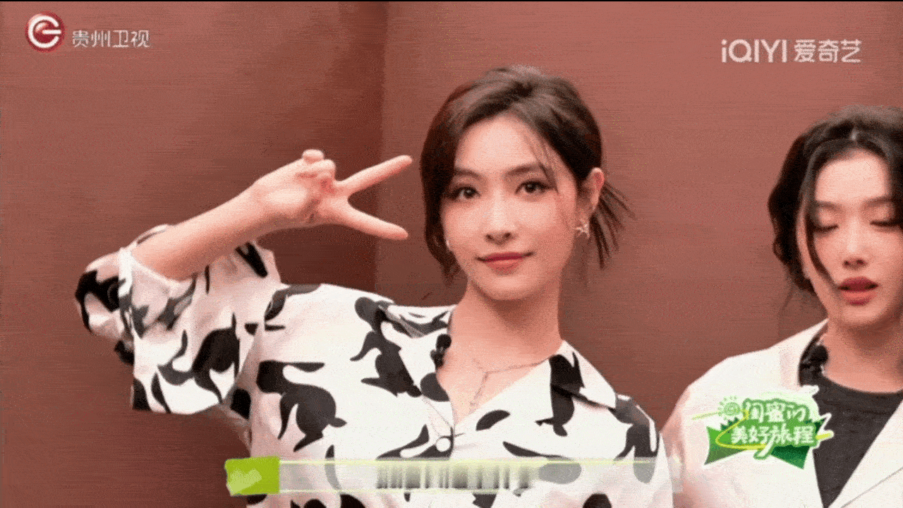 孔雪儿穿粉色睡衣温柔氛围绝了，里面还藏内搭超可爱，许佳琪的“奶牛风”甜酷在线，两