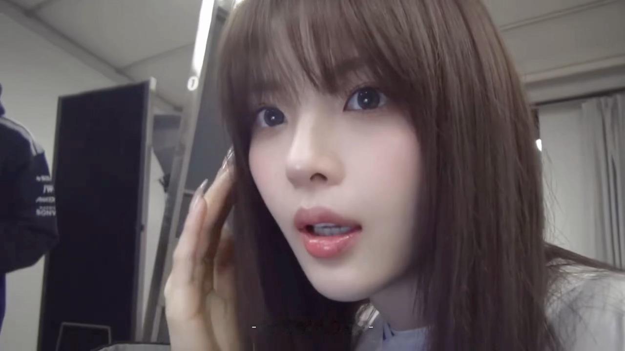 萌萌哒~怼脸可爱可爱爱看辛普森的小盆友杨超越巴黎世家品牌挚友 ·杨超越巴黎时装周