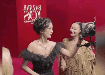 杨幂，虽然丢了情商，但保留了“颜”面。近日，时尚芭莎活动上，杨幂一个动作引发争议