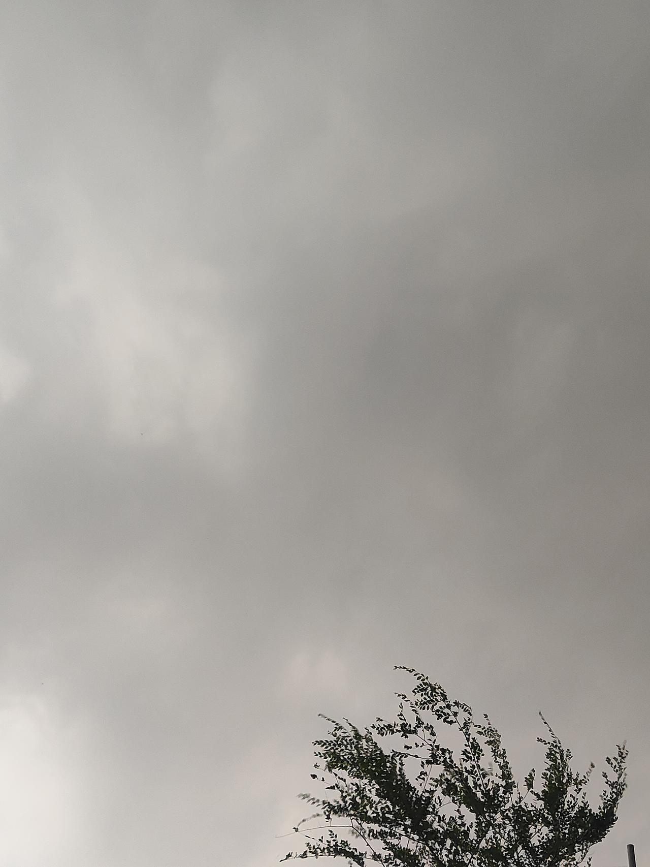 今天天气预报发布说邢台有强对流天气，而且还发布了冰雹的预警，到了下午17点左右，