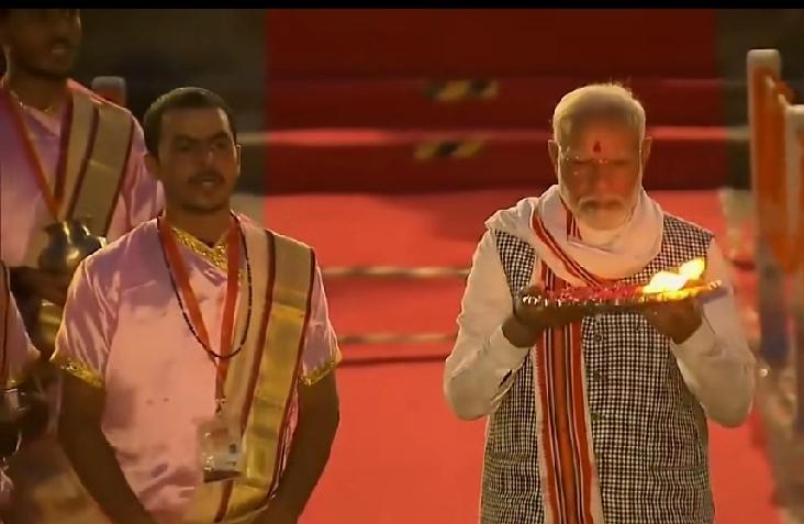 现在才知道印度为什么那么自信了，原来连印度总理莫迪都会作法，看到莫迪的专注和虔诚