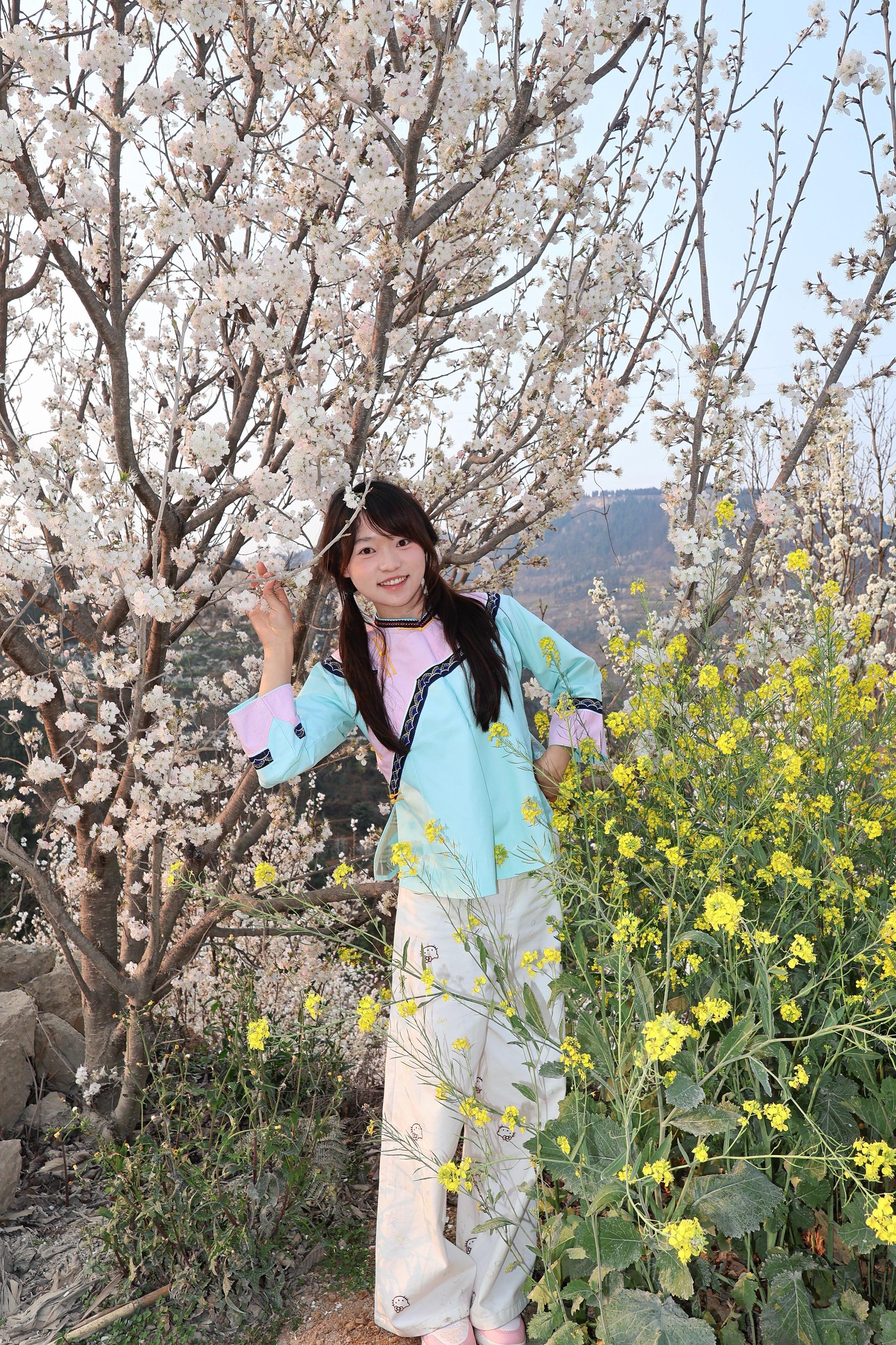 也是穿上布依族的衣服啦。