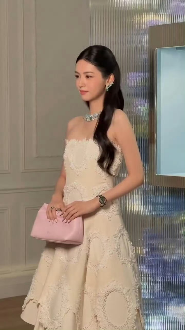 周也今晚Dior活动造型，白色抹胸蕾丝裙，好高贵清冷，完全千金大小姐来的，美出新
