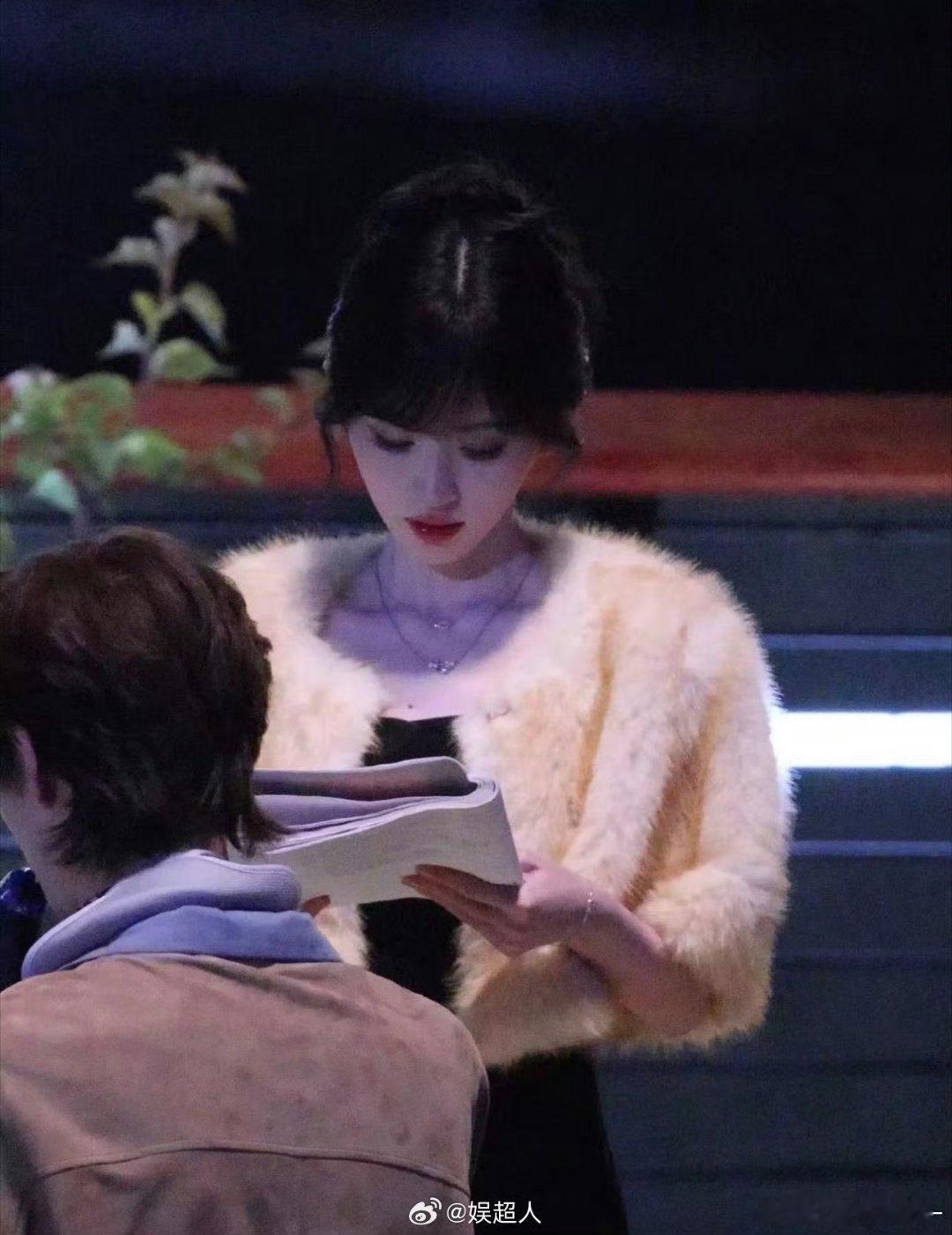 鞠婧祎 jjy鞠婧祎阿黛jjy鞠婧祎来战“皎皎明月照大地 朵朵玫瑰赠予你” 