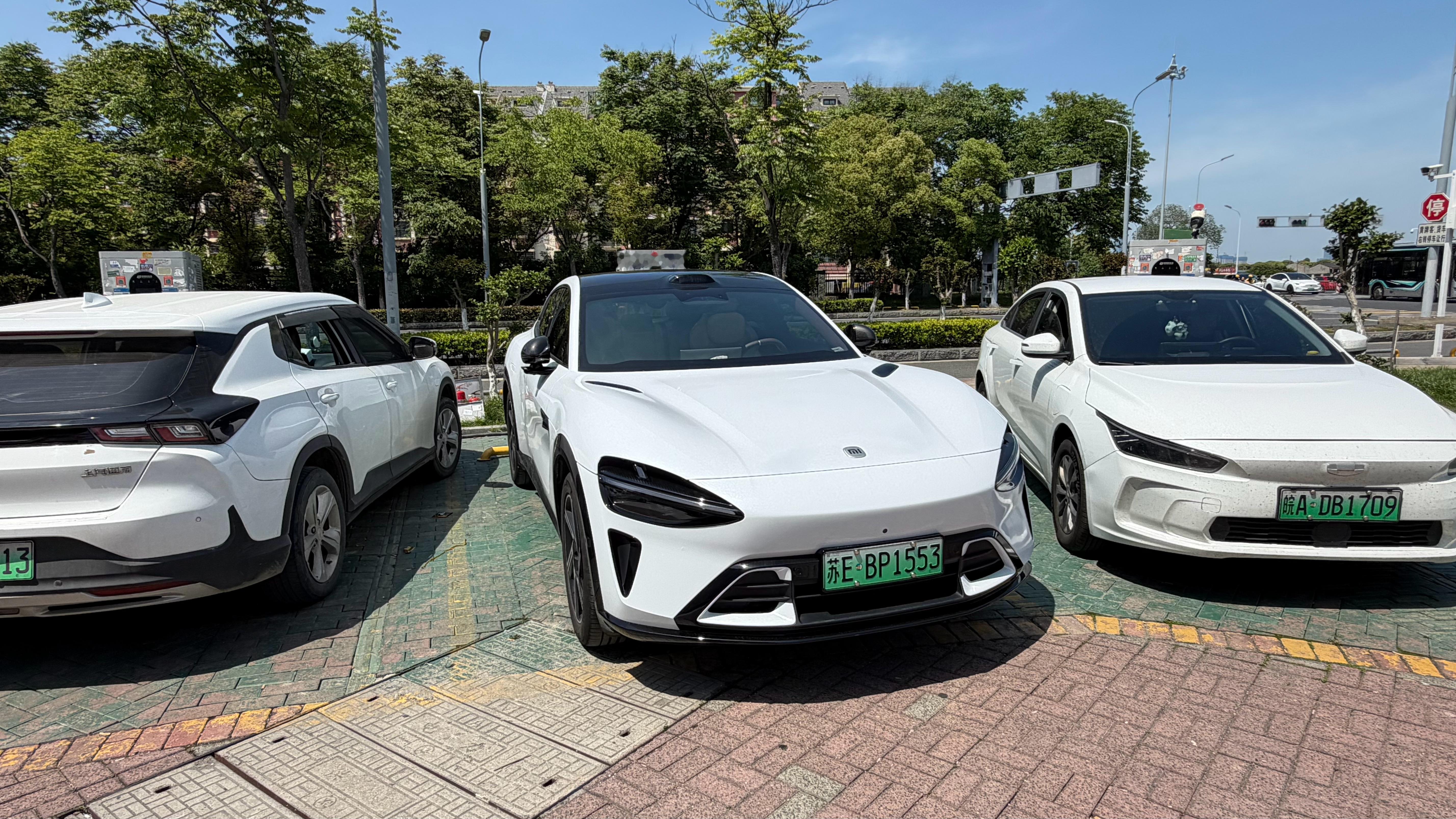 冲一下拼好电，待会还要开不少公里小米yu7