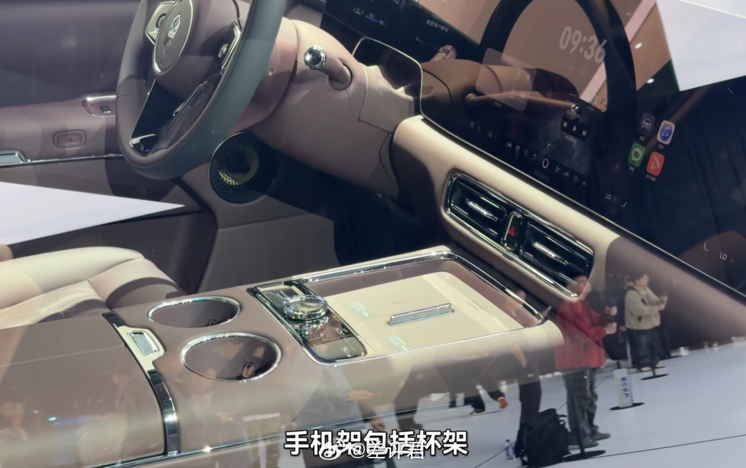 #差评说车# 作为鸿蒙智行的第一款MPV，智界V9的前脸和他兄弟们很像，只是在下