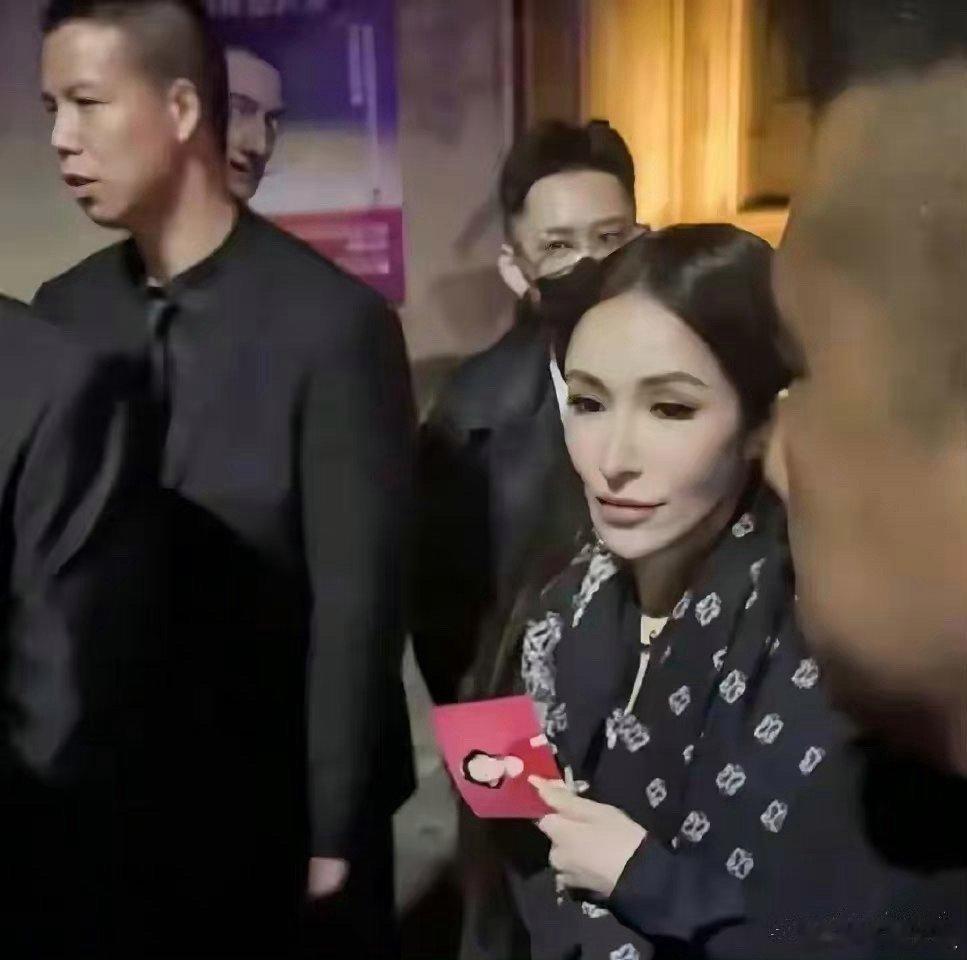 萧亚轩这脸有点生涩僵硬，感觉瘦脱相的样子，让人觉得有点后怕。 ​​​