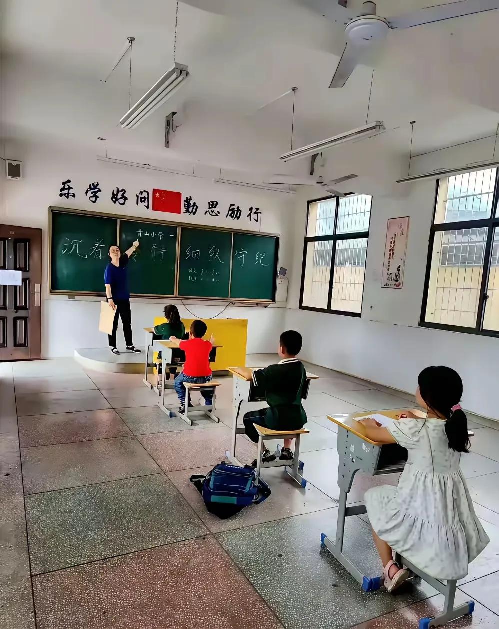 看着图片大家是否觉得很搞笑呢？
其实这怎么看都是讽刺，心中满满的心酸。学校里的学