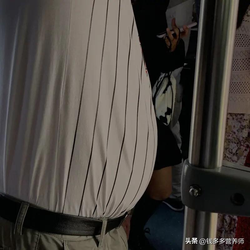 【穿衣显瘦，脱衣全是松肉？虚胖自救指南来了！】

有一种崩溃叫：
衣服一穿还挺瘦
