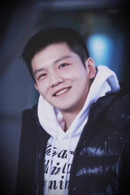 樊振东有一段时间状态很差：“很早就睡了，但到了3点就醒，怎么都睡不着了。”

他