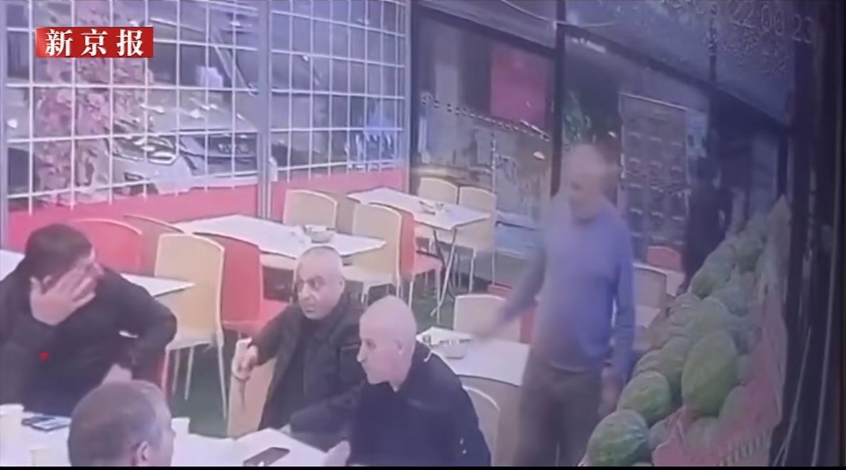 以色列阿拉巴市正副市长就餐时遭枪手枪击。不知道是否与对伊朗战争有关！
   当地