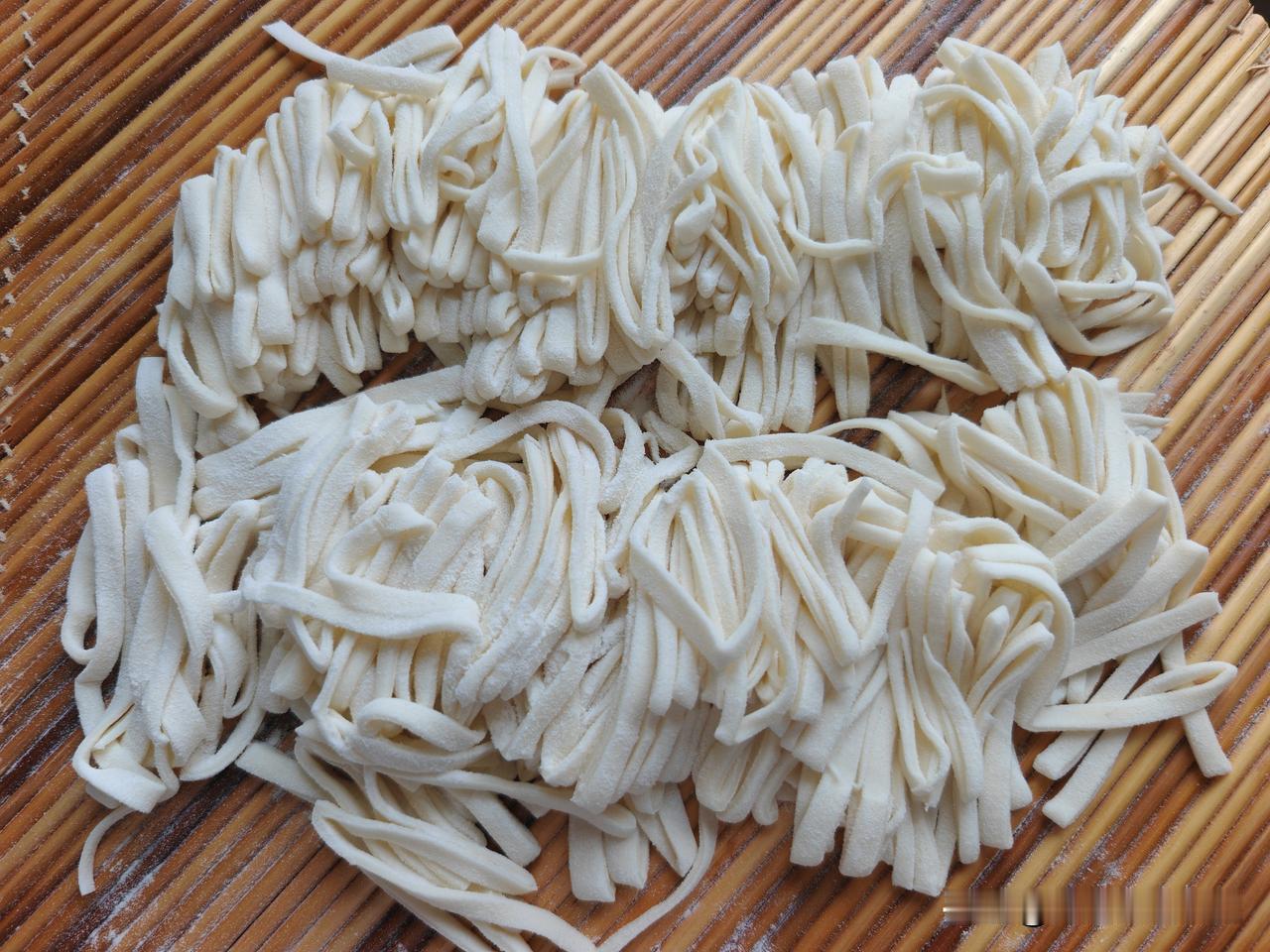 祖孙三人的午餐～
中午十二点多了才做饭，冰箱里有一块前几天包饺子剩的面团，拿出来