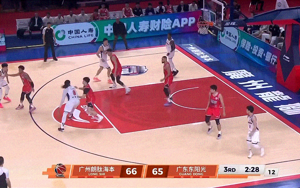 萨林杰这场真的拼了老命，从罚球线背身硬扛一直突到篮底，广东队目前微弱领先，看第四