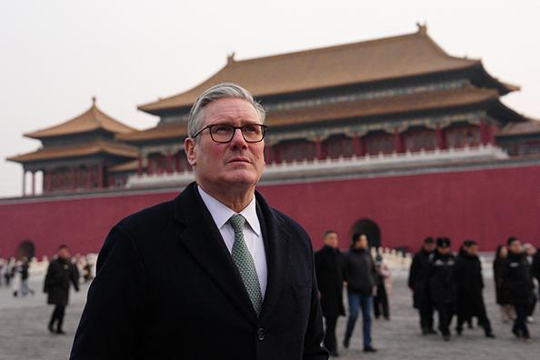 全世界都以为美欧是铁板一块，居然一夜之间就分崩离析了，特朗普拿着大棒到处敲，欧洲