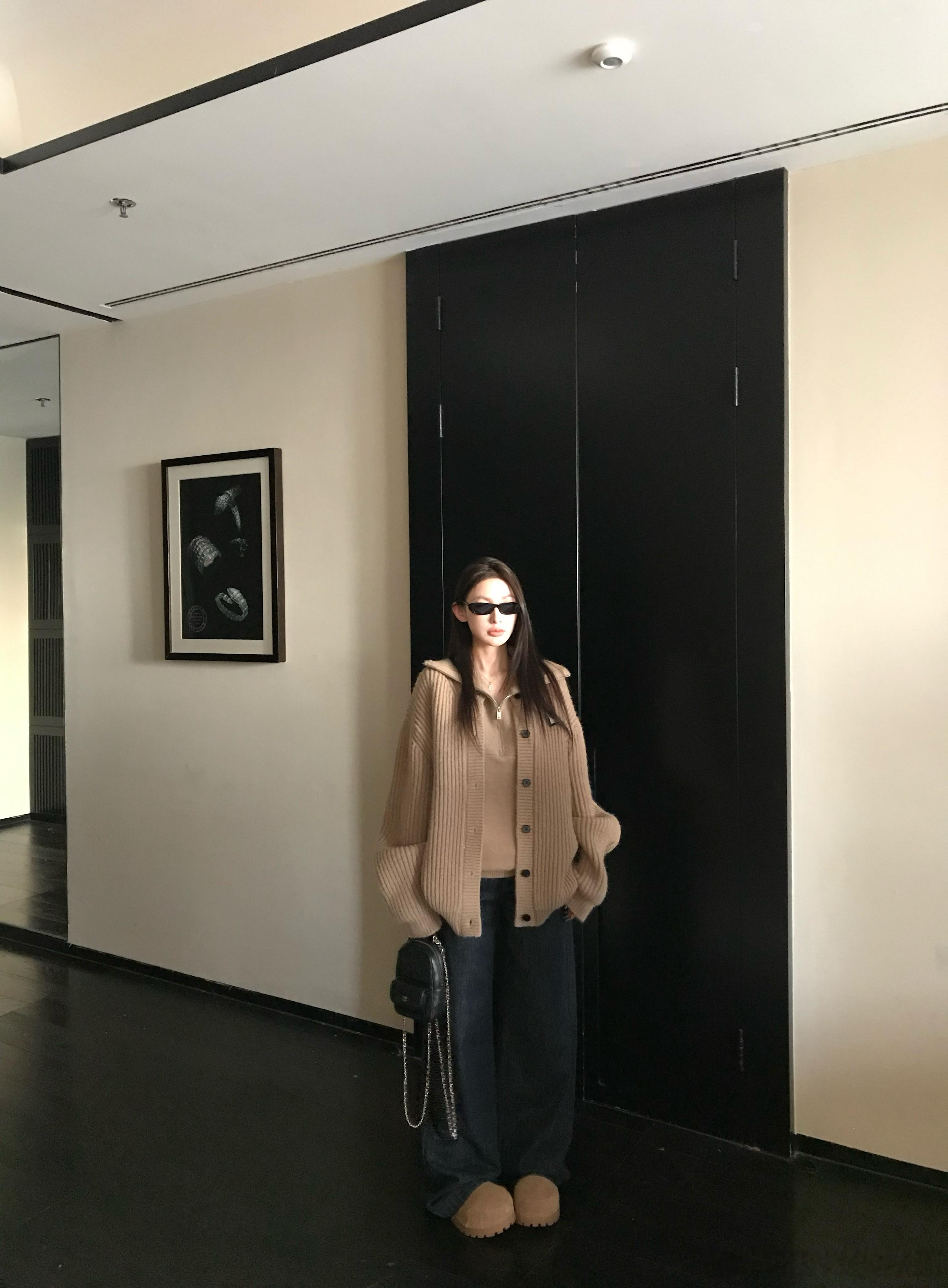 这款最近很火的原色牛仔裤保留了牛仔布最原始的状态 整体利落的直筒版型非常修饰腿型