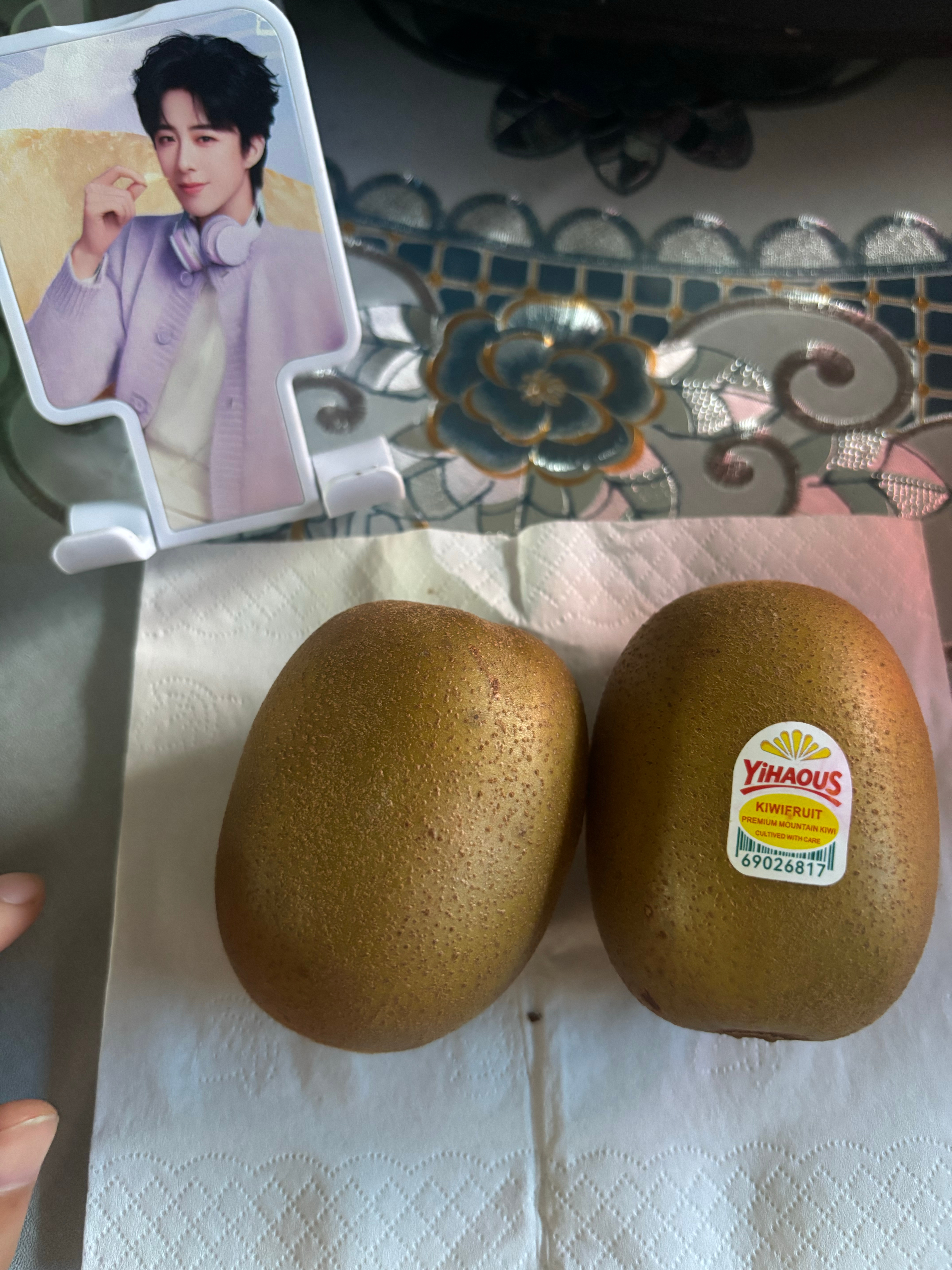 这俩，9块钱。说是很好吃。尝一个试试。 ​​​