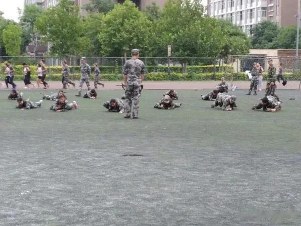 养兵千日用兵一时，和平年代养了无数兵，有人说现在当兵的待遇好，很多人就是冲着部队