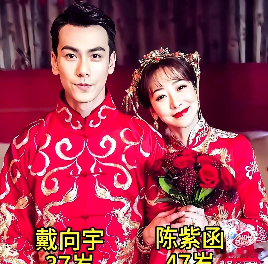 商场里踩着高跟的她拎着菜，身后小几岁的他提着水，互相递眼色时那股踏实劲儿，比很多