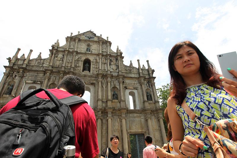 刚刷到两名内地女学生在澳门非法旅拍被捕的新闻，特意去翻了下澳门当地的规定，才知道