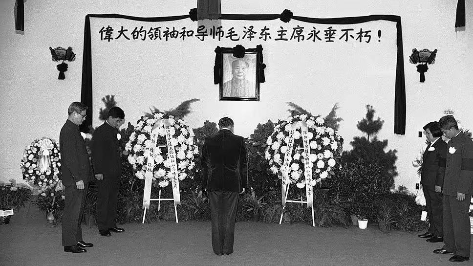 1976年9月11日，中国驻美国联络处之内，全体工作人员肃立默哀，沉痛悼念毛主席