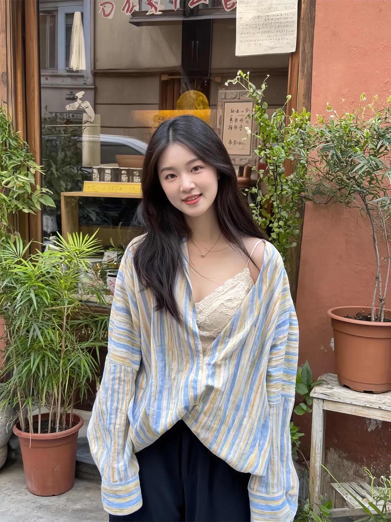 绿植掩映间，美人笑语生。