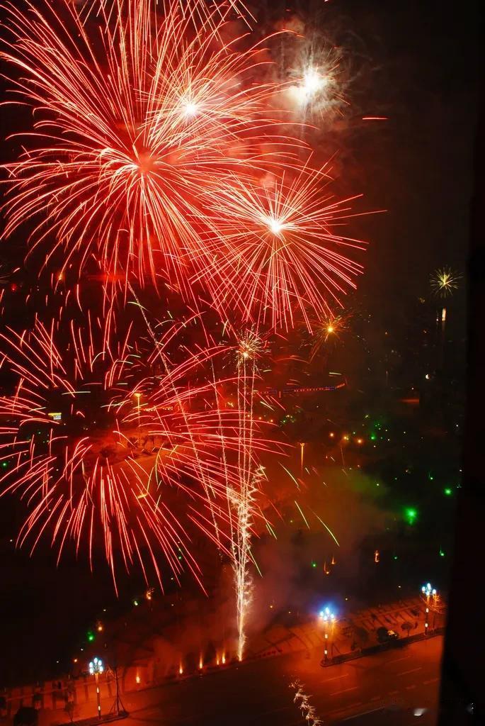 新年快乐[烟花][烟花][烟花]
放烟花，看春晚，吃饺子，发压岁钱。祝大家春意盎