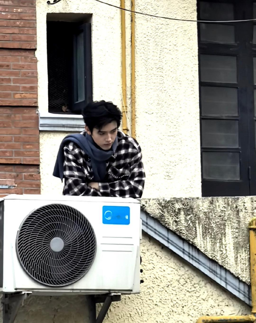 上海街头偶遇陈飞宇拍摄 偶遇陈飞宇上海街头拍摄 2月13日，网友上海街头偶遇拍摄