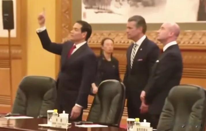 鲁比奥来访，应该是兴奋加忐忑！兴奋在，我来了！忐忑在，会怎样！
会谈前，他欣赏天