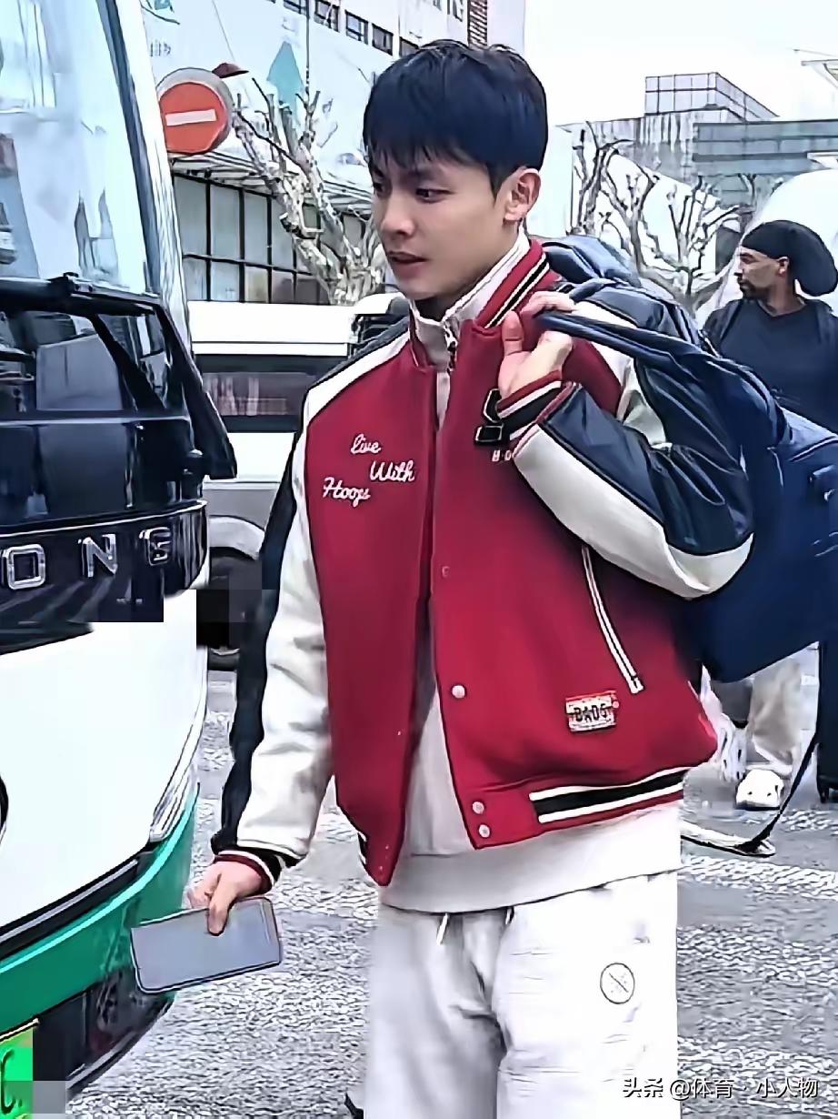 据央视网消息，昨天下午广东队顺利抵达上海，开启客场之旅。根据赛程安排，今晚广东东