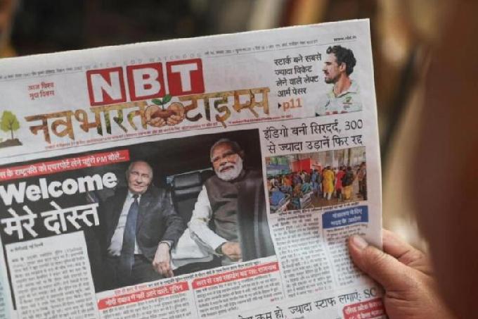 12月5日，路透社报道:“普京昨晚抵达新德里开启四年首次访印之旅，受访时他质疑美