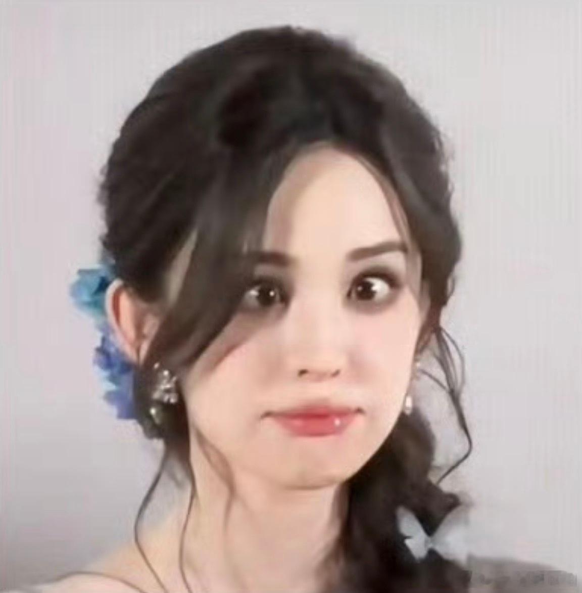 不是谁好人家拿自己这么抽象的表情包聊天啊，太松弛了吧娜扎，自己磕自己cp还给自己