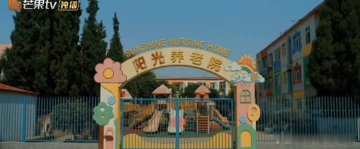 AI短片百岁幼儿园脑洞AI青春星火之夜 这部AI短片把孤独和渴望拍得好真实，老人