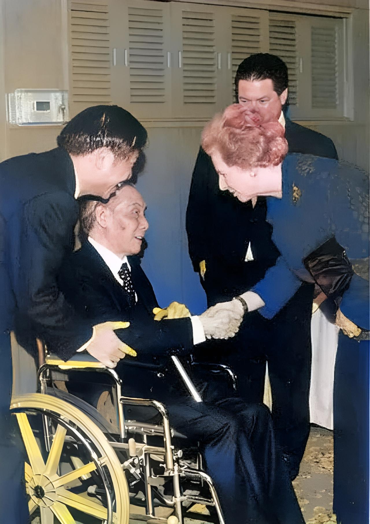 1992年4月，英国前首相撒切尔夫人出访美国。但这一趟她不是去谈政治的，而是专门