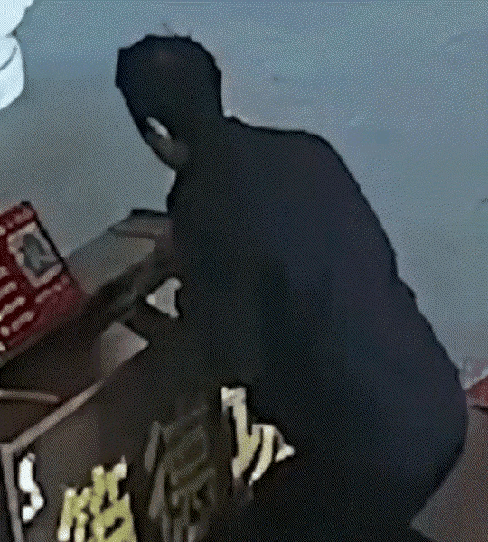 安徽蚌埠，一名男子到寺庙拜佛。可拜着拜着，男子趁四下无人，竟从口袋掏出一个自制“