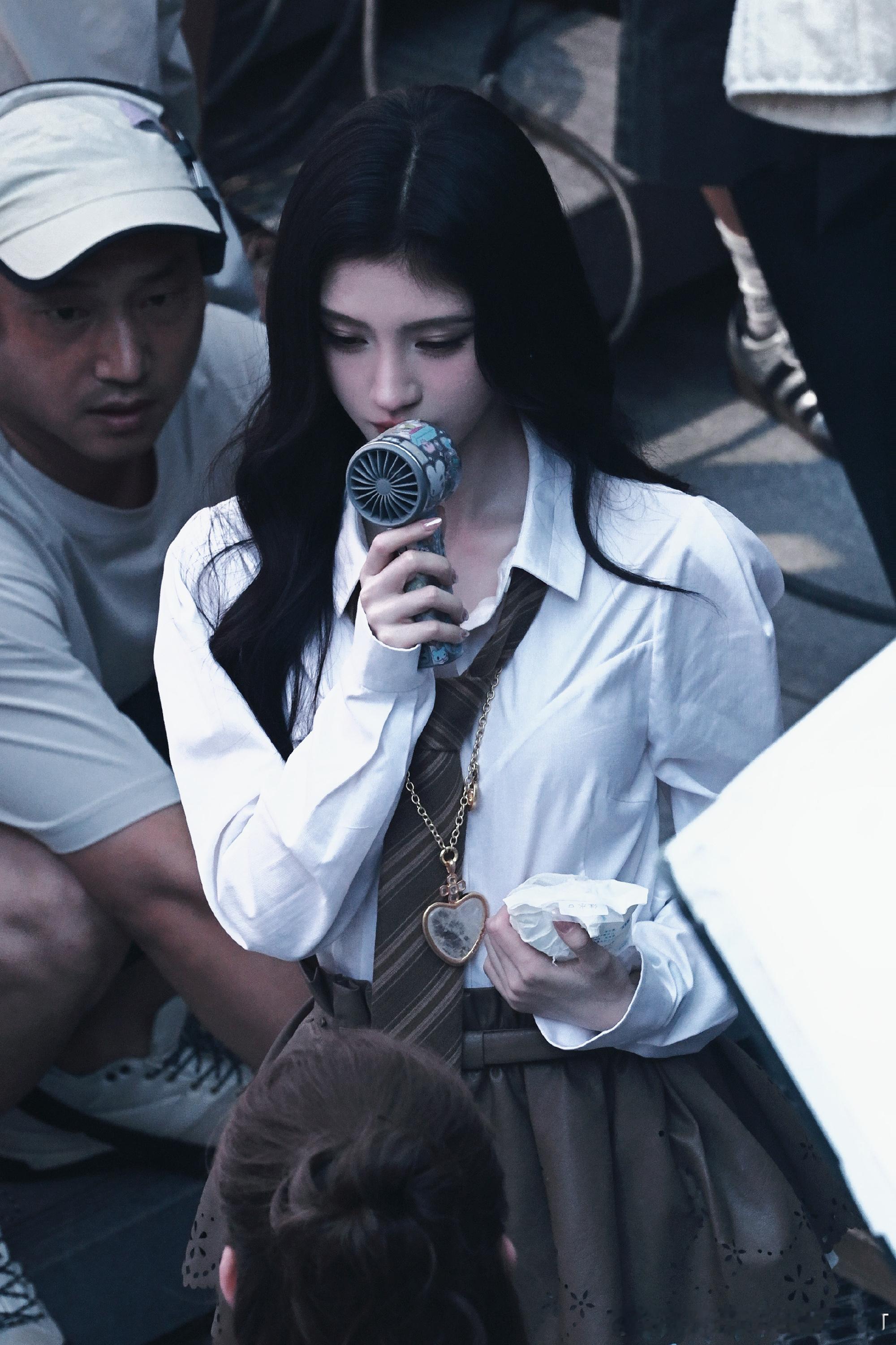 🍊鞠婧祎苏绿夏 🍊鞠婧祎爱你笑时眉眼弯弯 也爱你哭时泪眼汪汪.​ ​​​