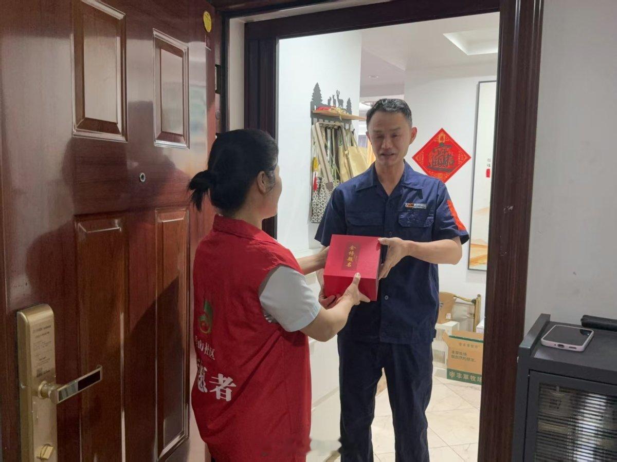 宁波鄞州这个社区定制状元杯为考生送祝福 鄞州姜山社区连续三年开展高考暖心慰问。今