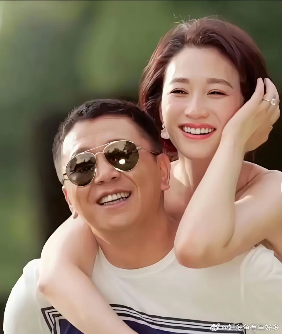 我不羡慕李小冉冷白皮、也不羡慕她五十岁的年龄三十岁的脸。我真正羡慕的是她有个能给