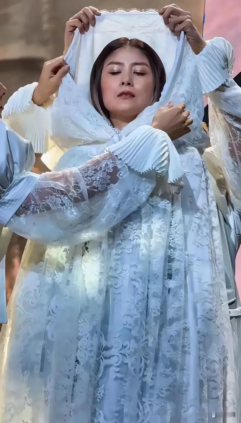 53岁陈慧琳这造型“太吓人”了，全身通体白色，头部装饰尤为夸张，被网友调侃像“做