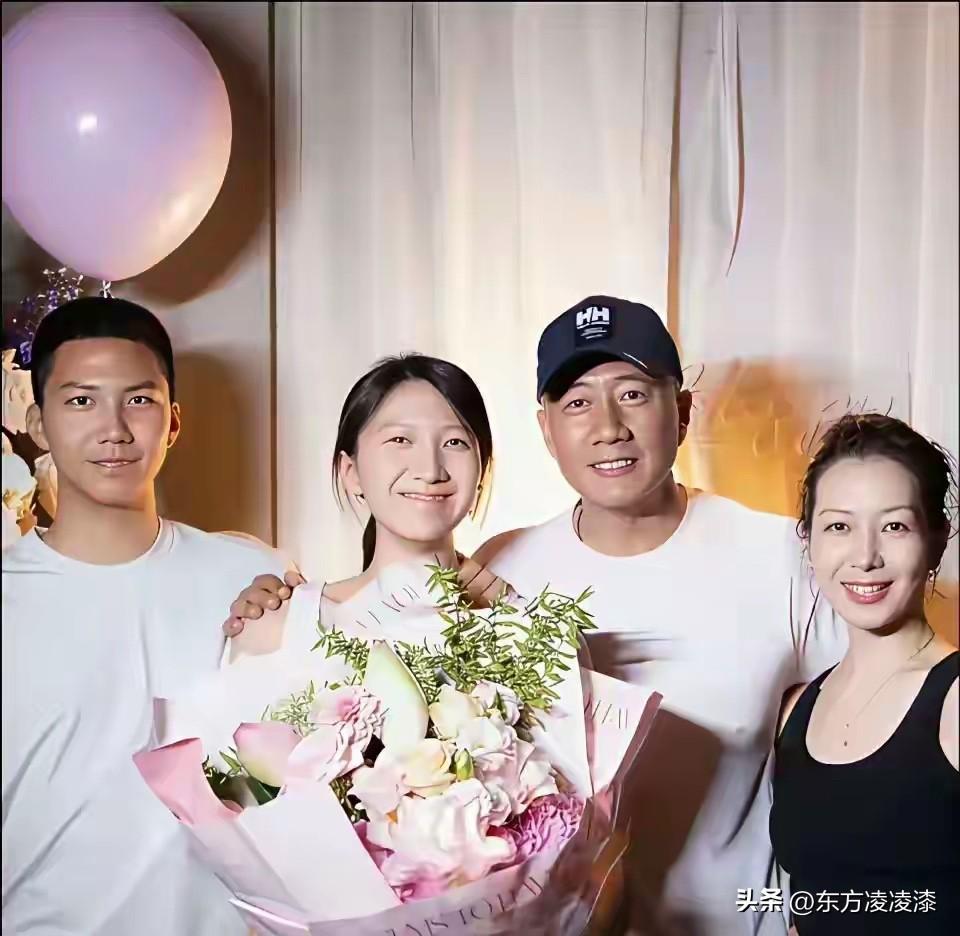 胡军的一对儿女都没父母好看！
当然这并不代表胡军的儿女不好看，他们都不错，只是没